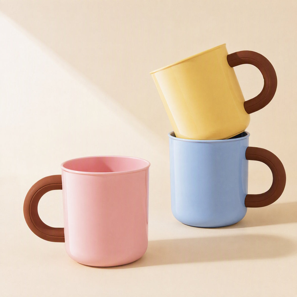 Cylindrical P.P plastic mouthwash cup with an attached handle and text pattern