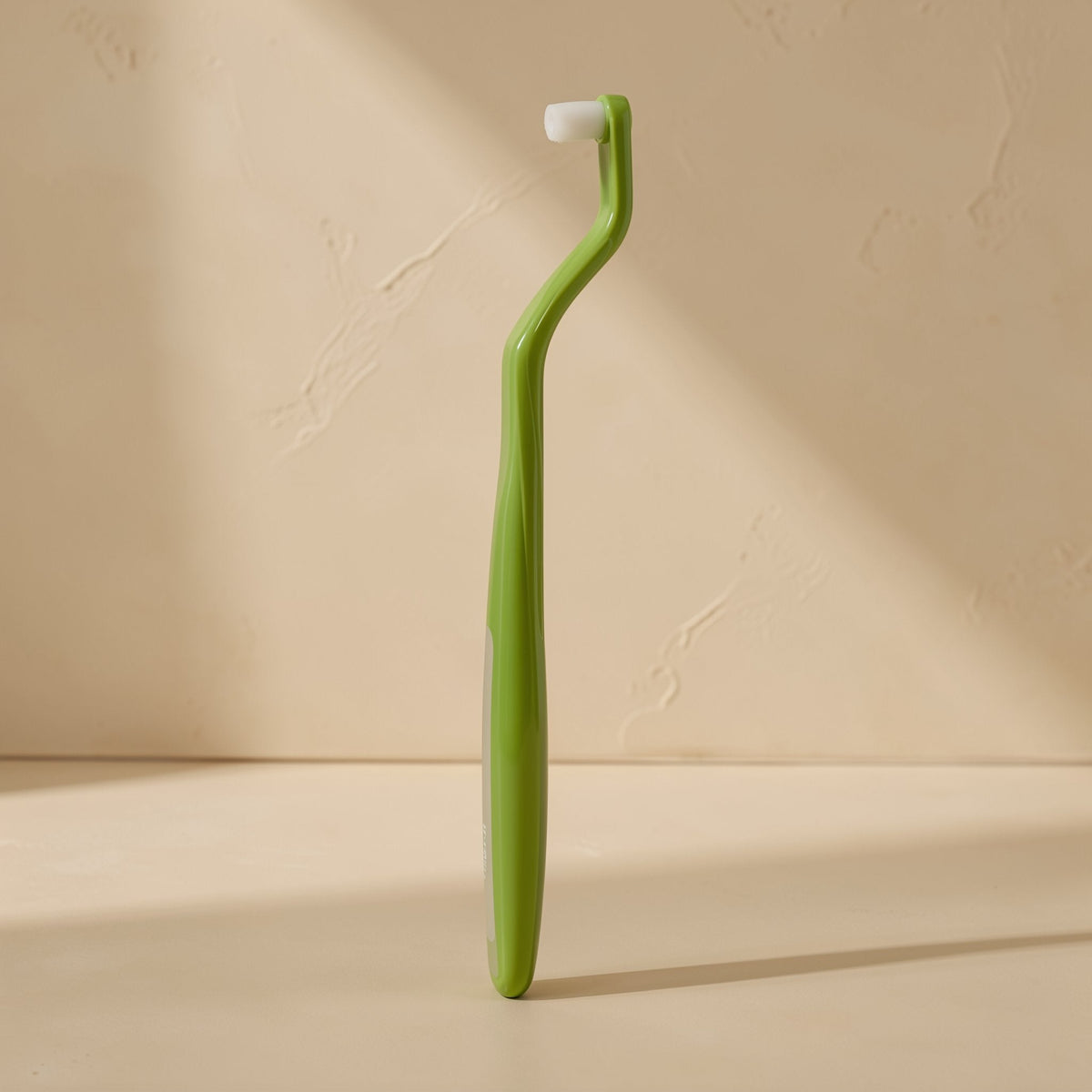 Adult manual toothbrush with a small head and tapered single-tuft bristles - view 5