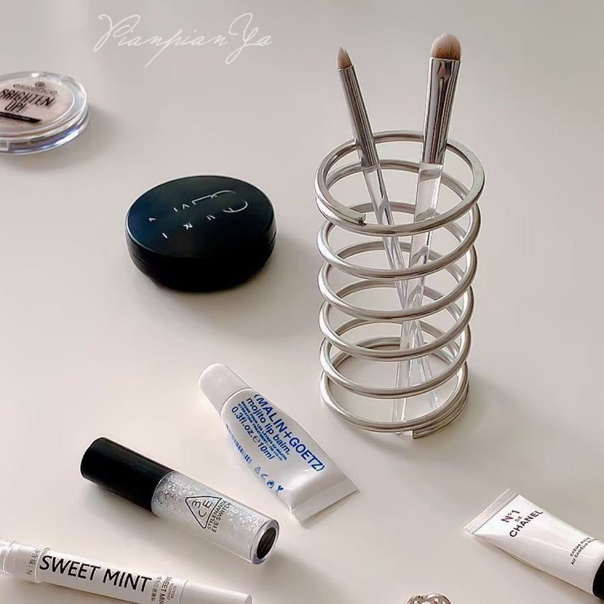 Storage Rack, Iron Toothbrush Holder, Simple Desktop Storage Rack, Bathroom Makeup Brush Holder, High-End Hollow Pen Holder Ornament - image 2